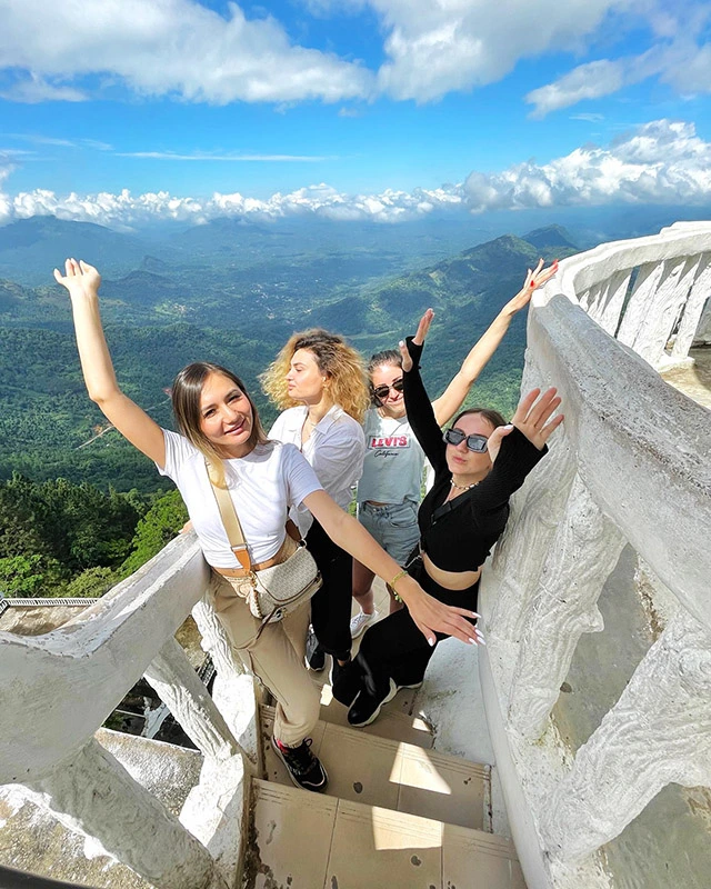 группа путешественников - праздники шри ланка