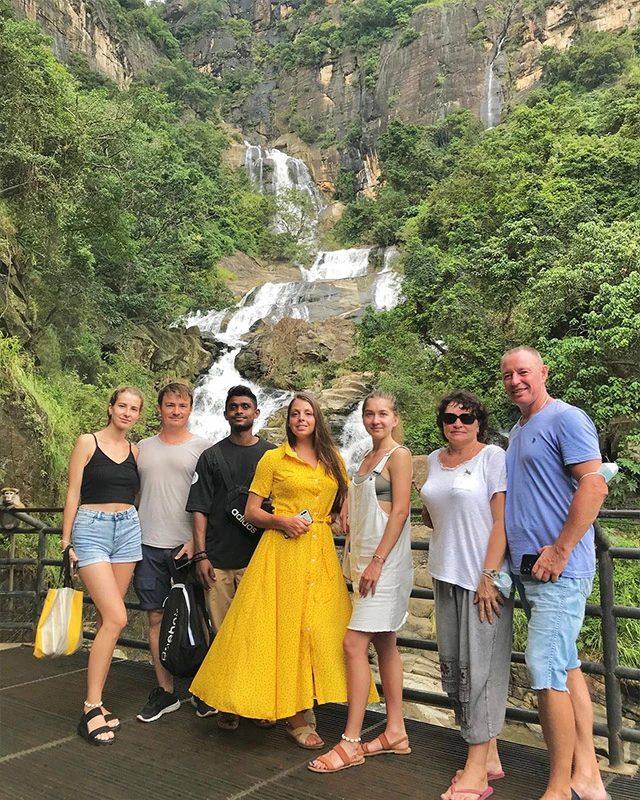 группа путешественников - праздники шри ланка