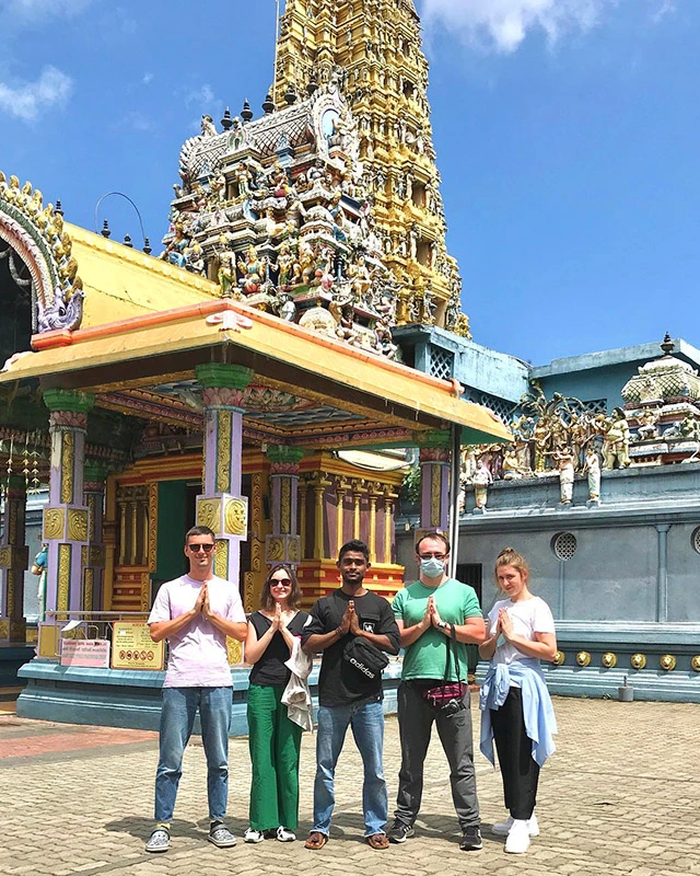 группа путешественников - праздники шри ланка